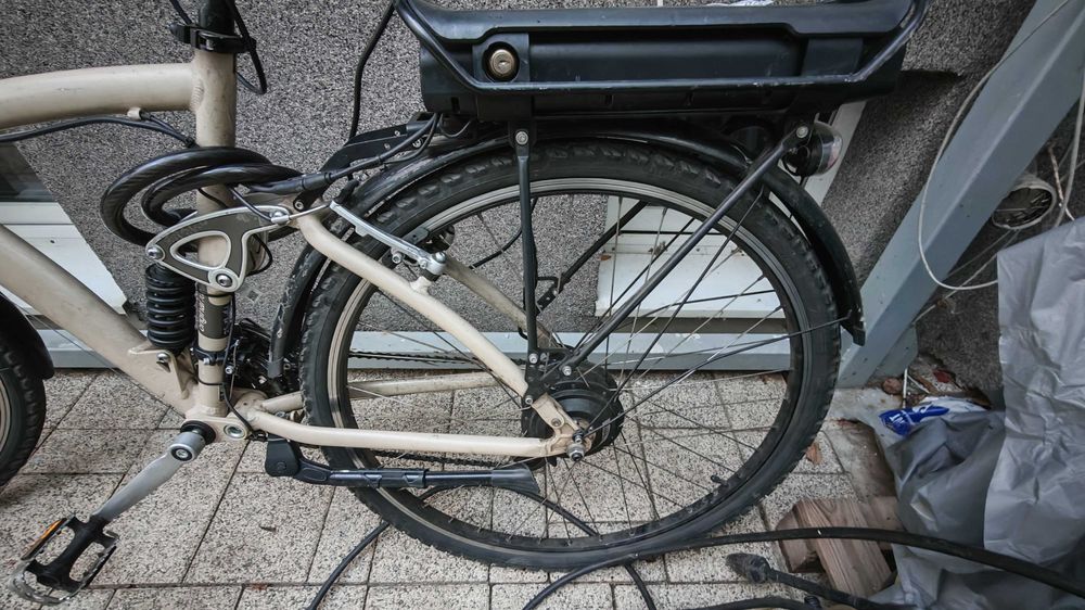 Două biciclete în stare bună, una electrică