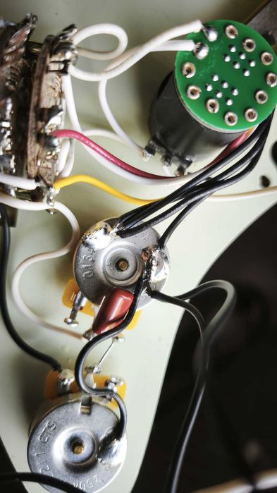 Fender Vintera ’60s Modified Stratocaster Loaded Pickguard – Hot ’60s Pickups – S-1 Switching – Original Fender
