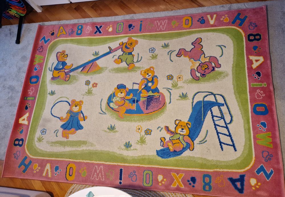 Vand covor lâna cu ursuleti, potrivit in camera copilului