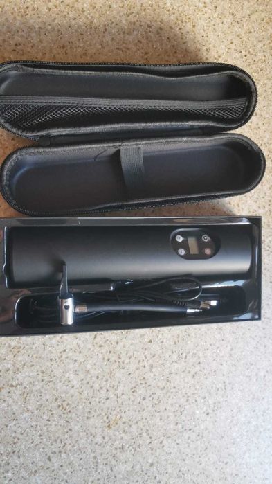 Аккумуляторный компрессор с манометром