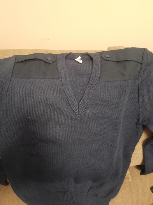 Vând pulover militar , nou, mărimea L, pret 100 lei