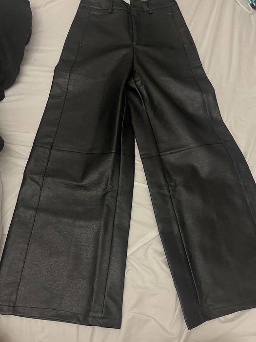 Pantaloni imitatie de piele evazati