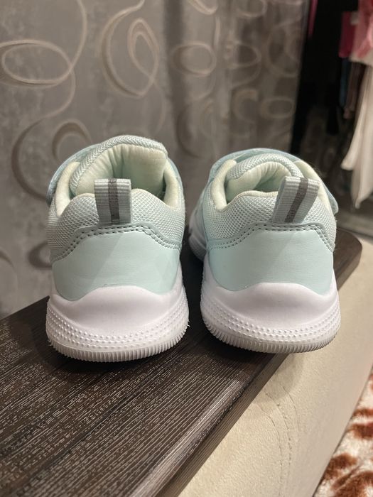 Продам детские кроссовки