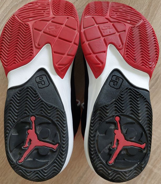 Мъжки / юношески маратонки Nike Air Jordan Max Aura 3 Bred, черно-черв