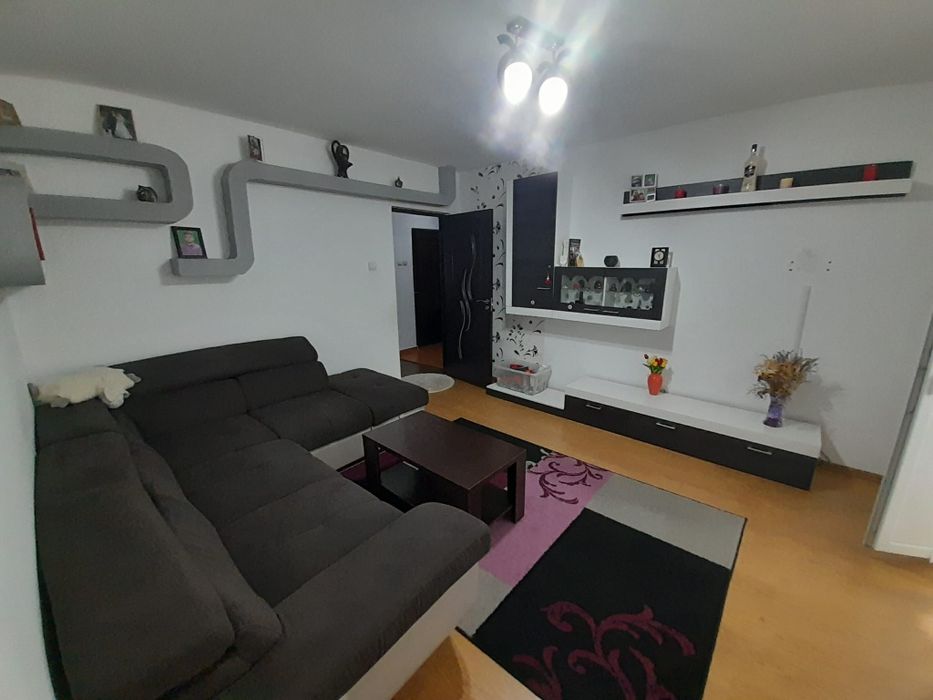 Vând apartament cu 4 camere plus boxa depozitare