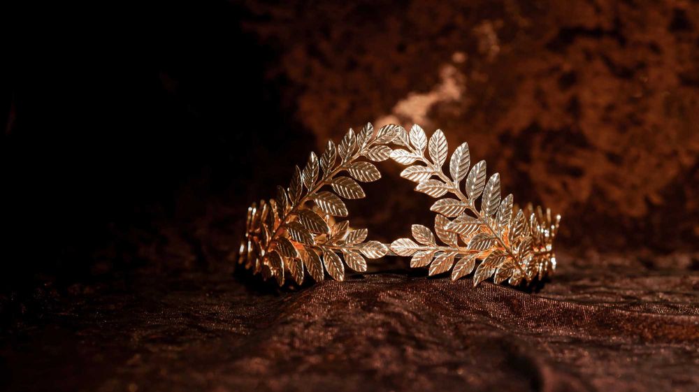 Лавровый венок корона в золотом цвете. Доставка включена.