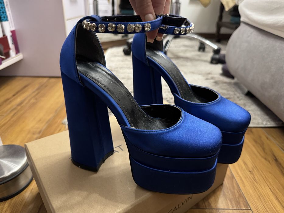 Сини токчета с камъни