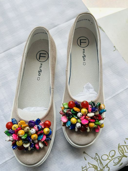 Дамски обувки с цветни мъниста