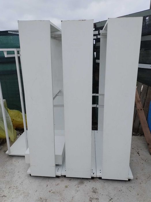 Vand mobilier pentru magazin de  haine