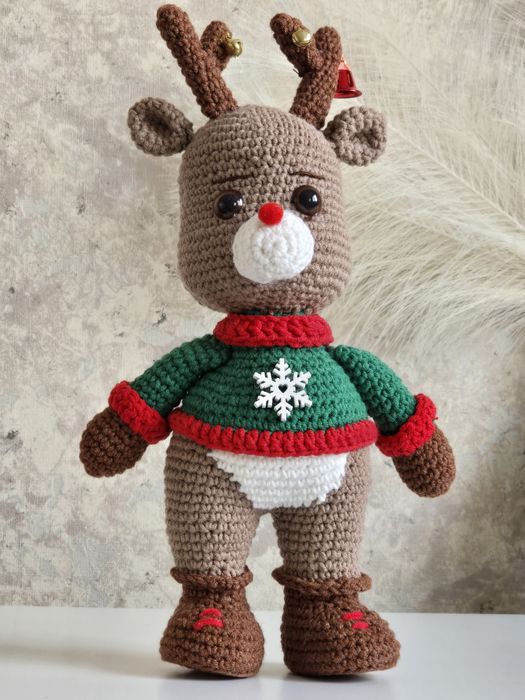 Ръчно плетено еленче с пуловер и настроение