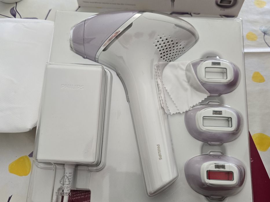 Фотоепилатор Philips Lumea 8000 + подарък чантичка за съхранение