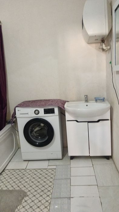 Uy sotiladi 4 sotix 5ta xona  mehmonxona oshxona bolalar xonasi  dush