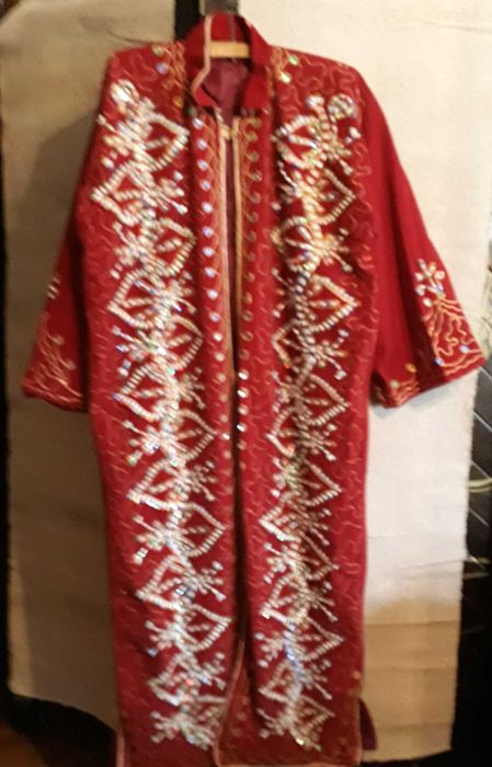 haina  lunga din catifea brodata, cu pietre colorate cusute manual.