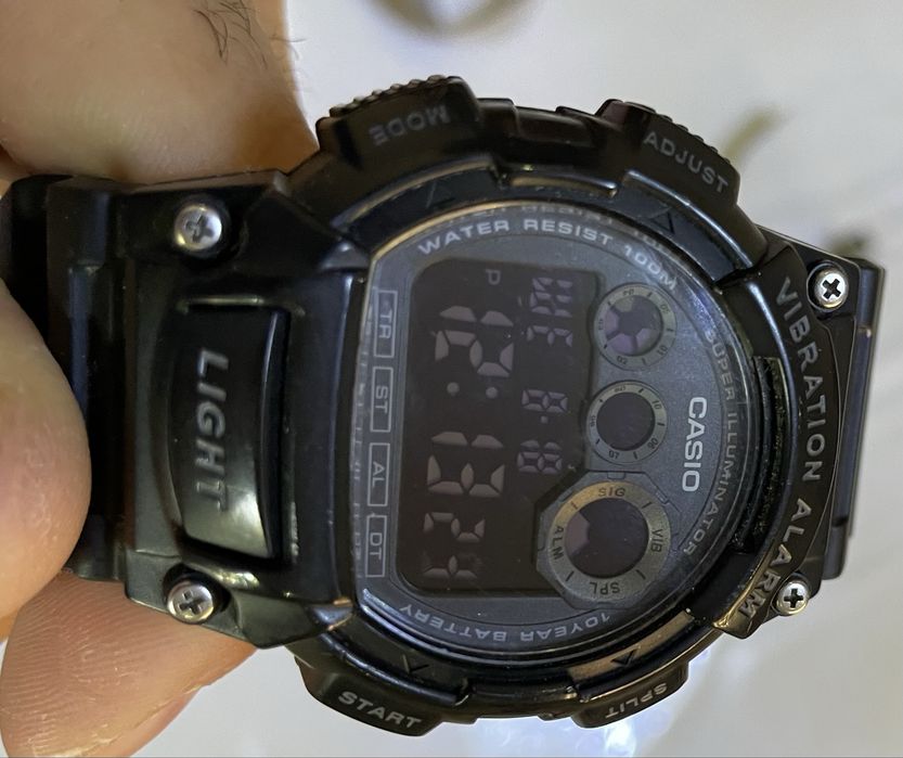 Продается часы Casio черный и зеленый.