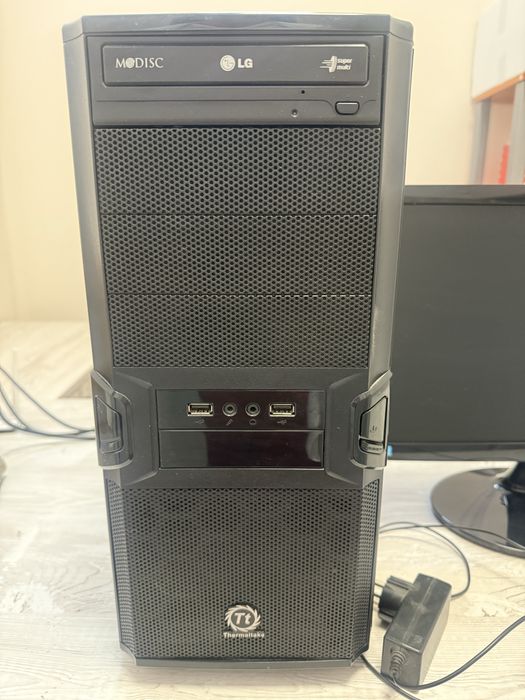 Компютър с монитор SAMSUNG