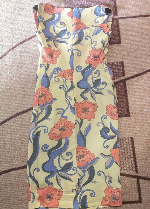 Рокля на цветя от Vivel Fashion.