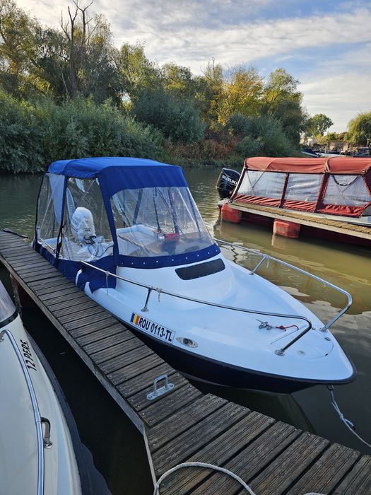 Vand ansamblu complet barca semicabinata, motor  4 t, peridoc, sonar