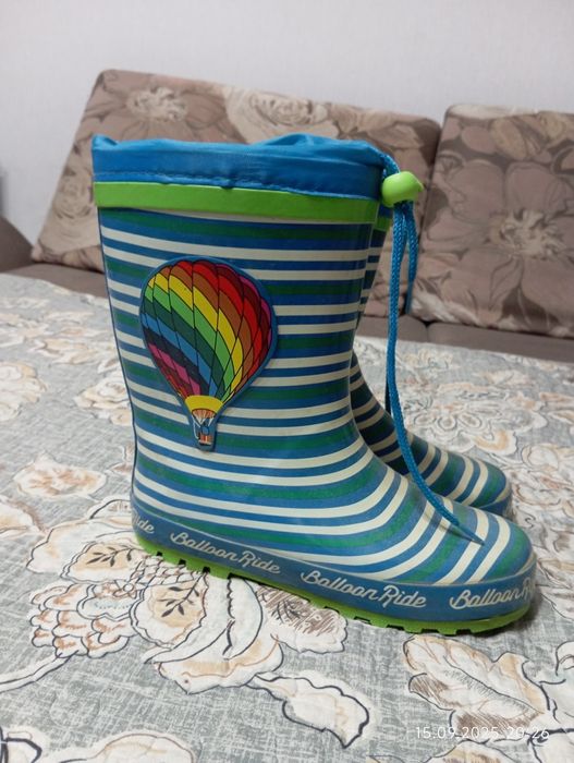 Продам резиновые сапоги размер 34