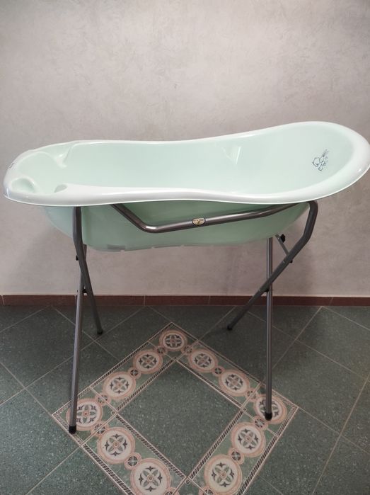 Легенче със стойка за къпане на бебе