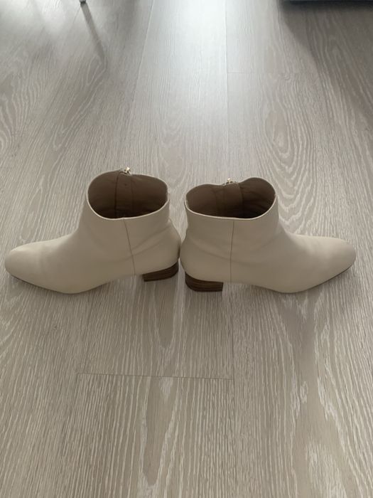 Продаю женские ботинки