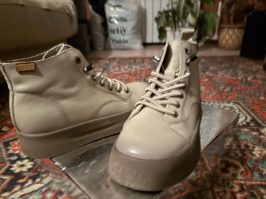 Продам женские ботинки