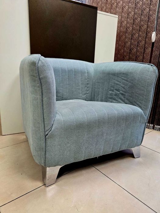 Удобно и меко двуместно канапе.