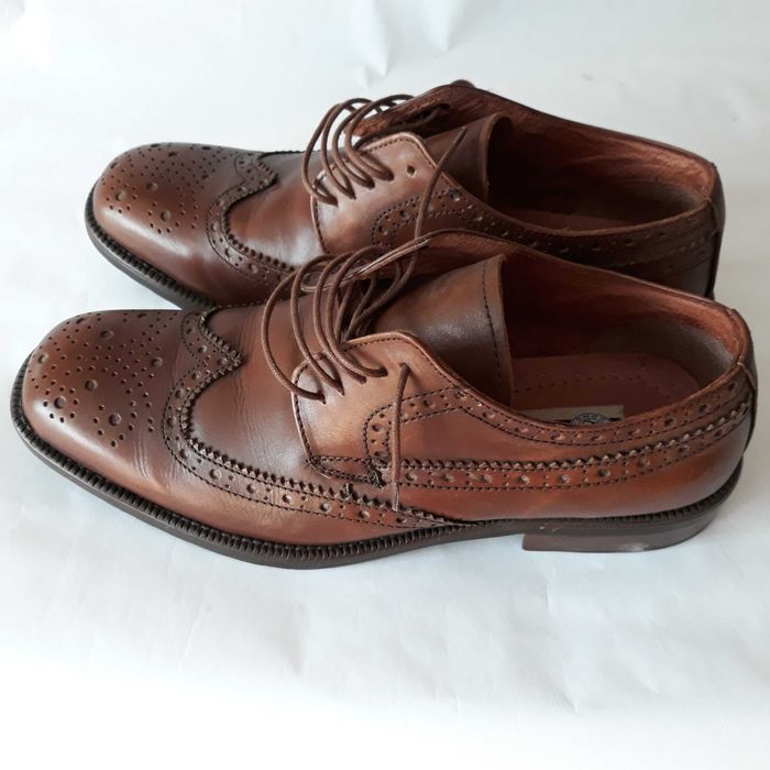 Pantofi din piele,culoare maro,model deosebit,noi,numarul 41.