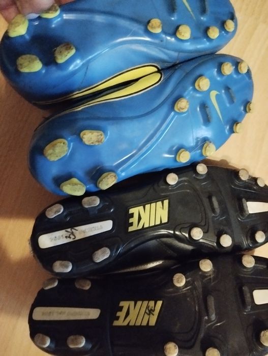 Adidași piele cu crampoane Nike și Victory