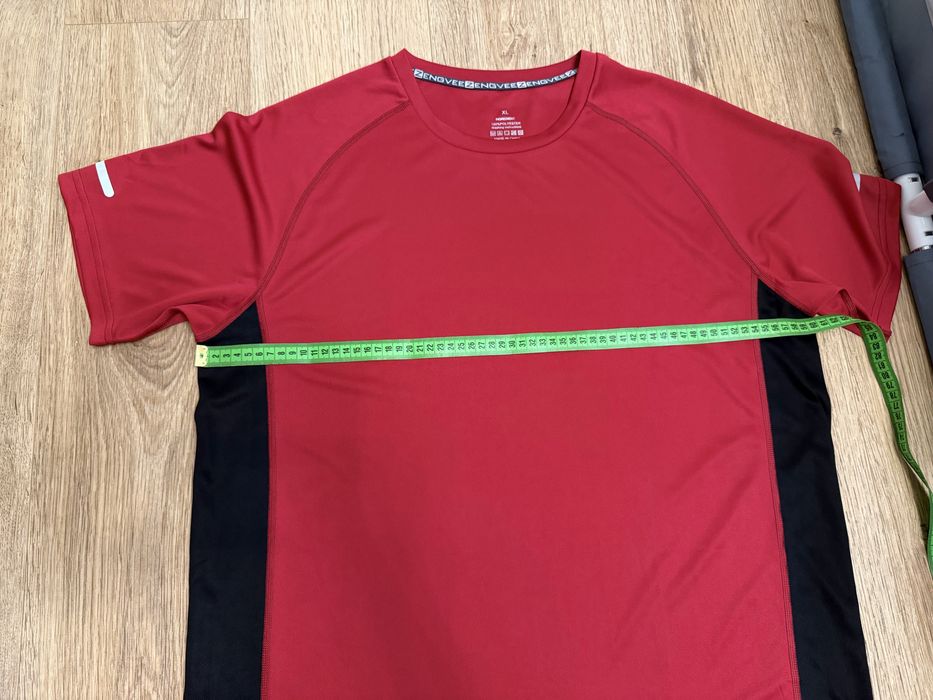 Tricou sport roșu cu inserții negre, mărime XL