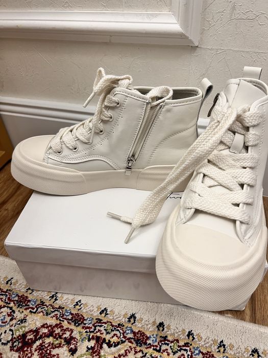 Новые кожаные белые кроссовки в 38 размере