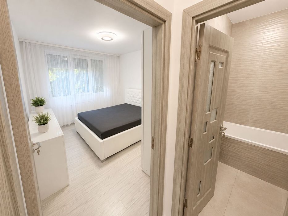 Se închiriază apartament cu 2 camere, decomandat, având o suprafață utilă de 52 mp, situat la etajul 3 din 4, în cartierul Rogerius.