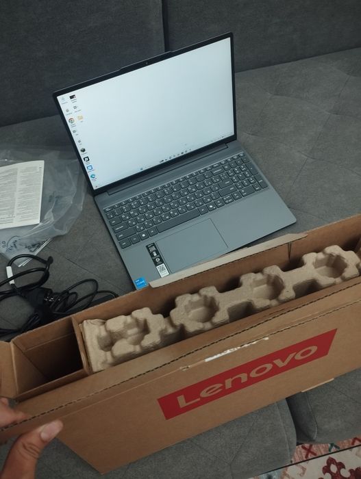 Lenovo IdeaPad Slim 3 15IRH10