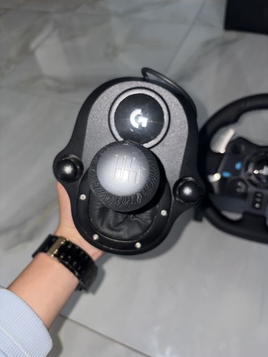 Това е състезателен волан комплект Logitech G29 Driving Force.