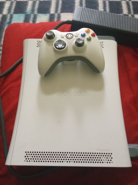 Vând Xbox 360 cu o maneta maneta nu are baterie