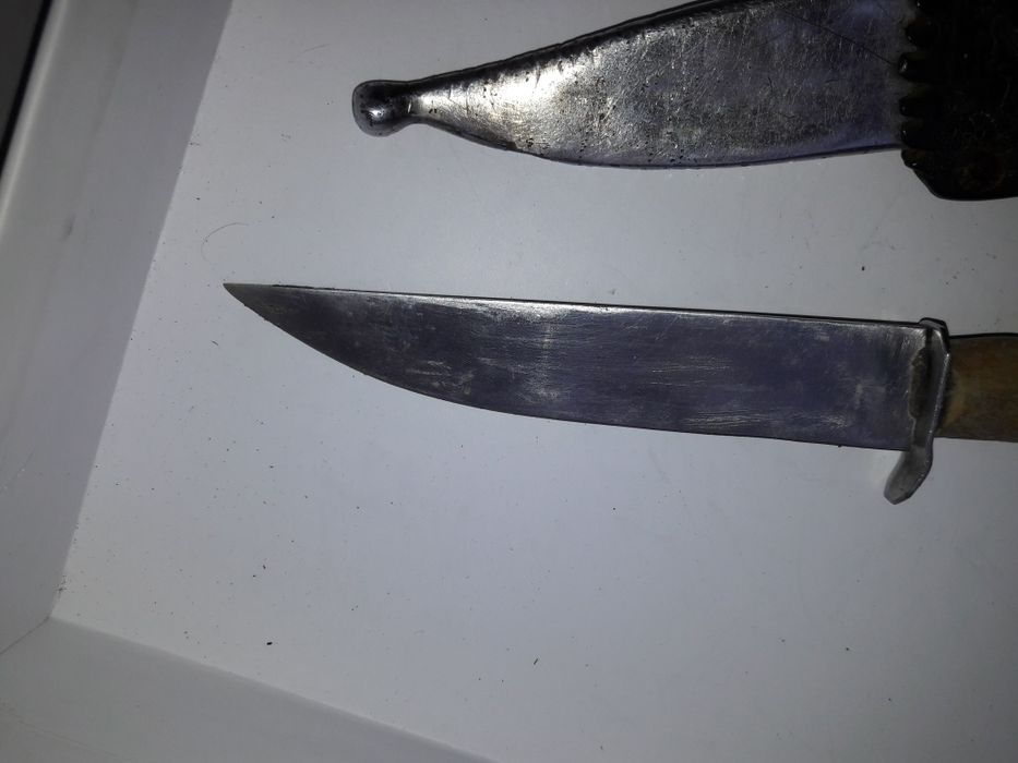 Cuțitde vînătoare cu teacă metalică