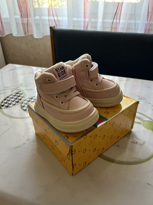 Продается детская обувь осень