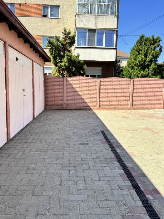 Inchiriez garaj…