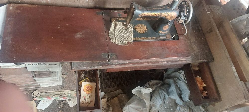 Продавам стара антична шевна машина.