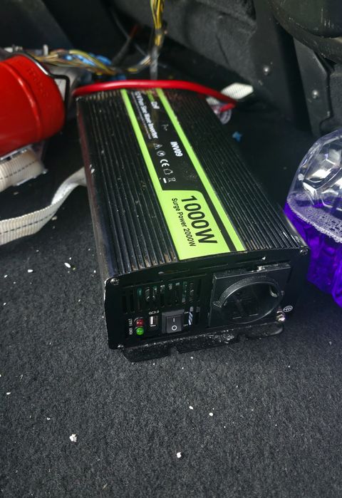 Инвертор за автомобил 12-220в контакт за кола