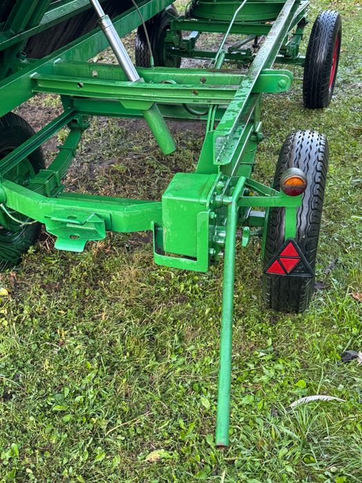 Vând două remorci agricole , ambele basculează undă ditre ele basculează stanga -dreapta