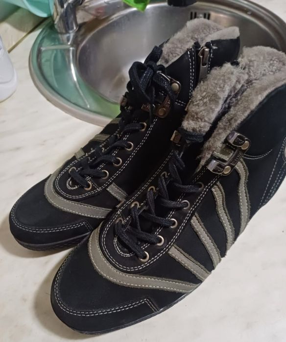 Продается зимние ботинки