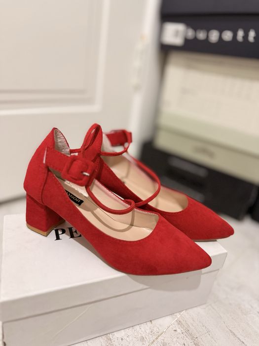 Өте әдемі босоножки