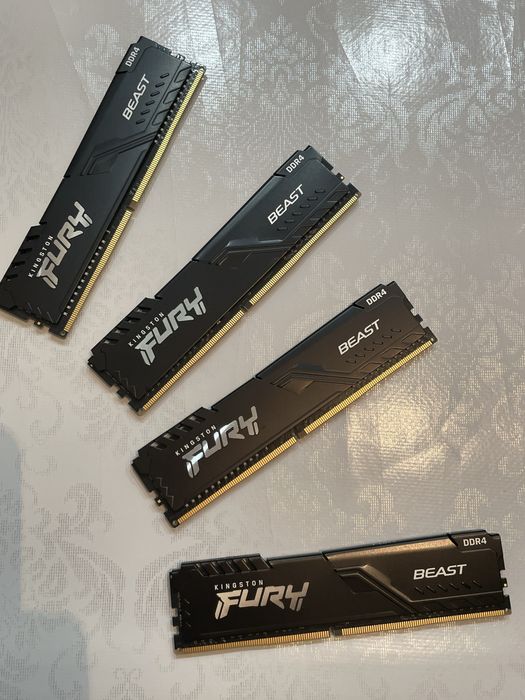 Оперативную память Kingston Fury Beast DDR-4 8 GB, есть 4 штуки