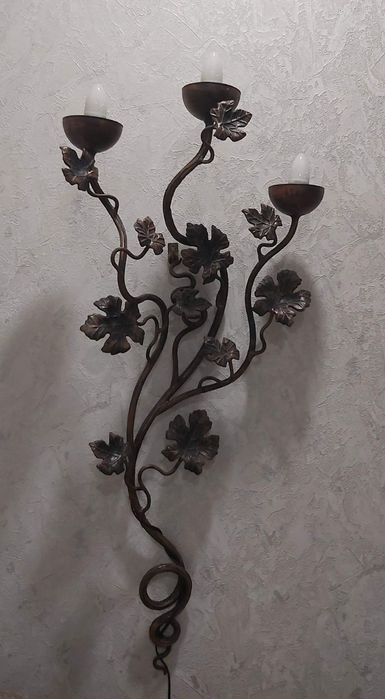 Кованый бронзовый  стильный настенный светильник.