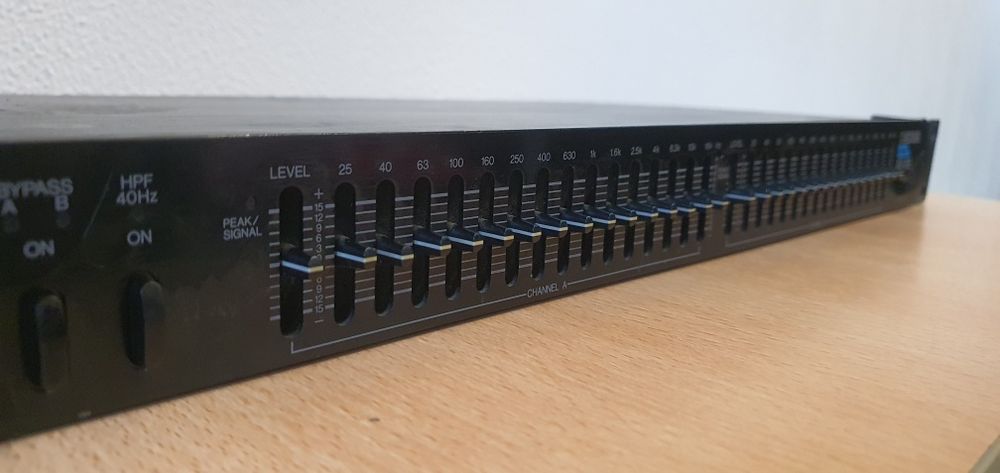 Vând egalizator Roland GE-215