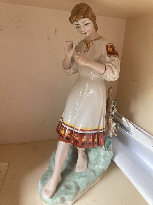 Форфоровая статуэтка девушка с цветком