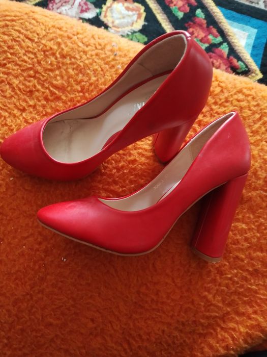 Pantofi și bocanci mărimea 37