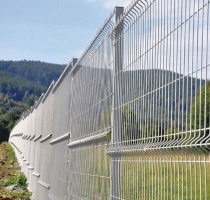 Gard nou din lamele metalice, rezistent și durabil, potrivit pentru împrejmuirea proprietății. Culoare maro