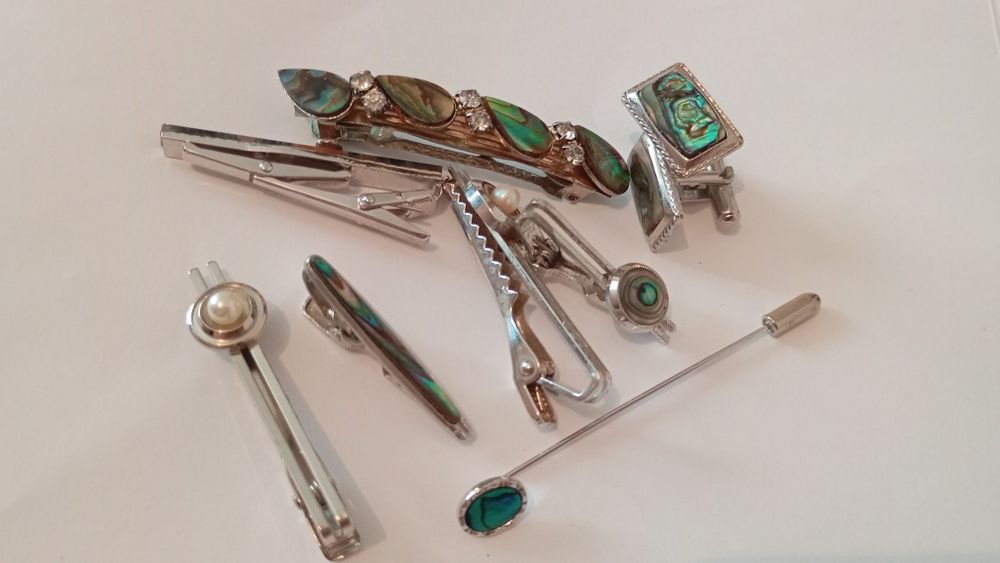 Продам винтажные броши и украшения.