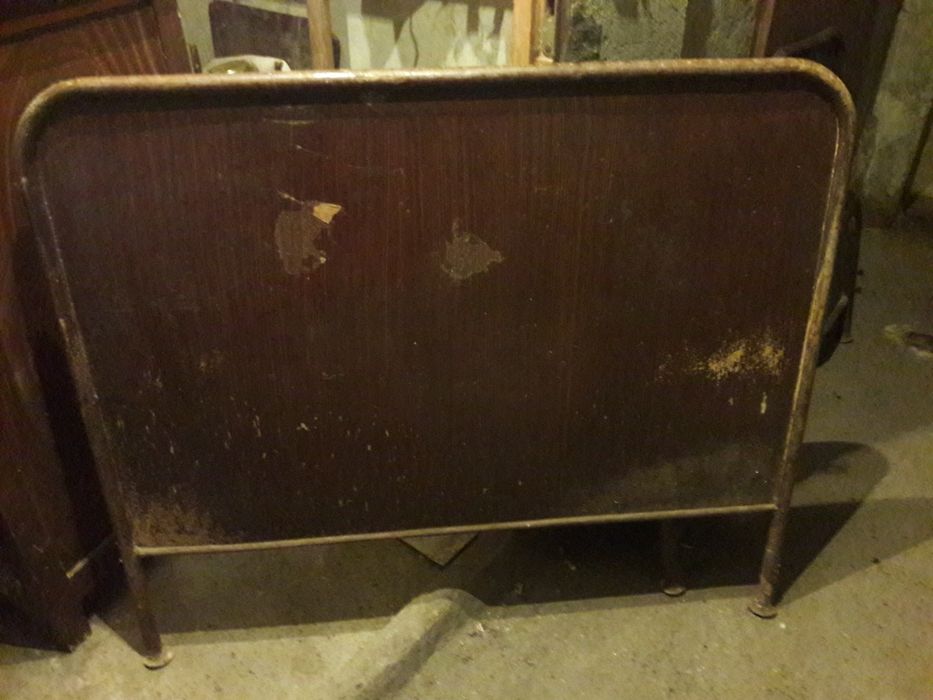 Старинен шкаф и креват